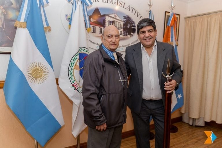 Arcando entregó elementos ceremoniales al Círculo de Oficiales de Mar