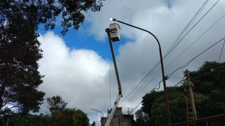 Colocación de tecnología LED en avenidas de Posadas. Son más eficientes, ahorran energía y son ecológicas. Su vida útil duplica el de los focos comunes.  (MisionesOnline)