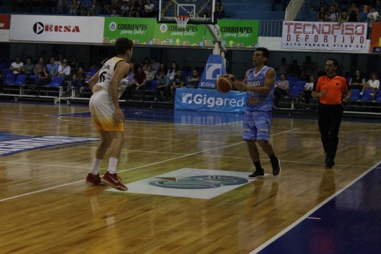 Regatas recibe a Comunicaciones por la Liga Nacional de Básquet.