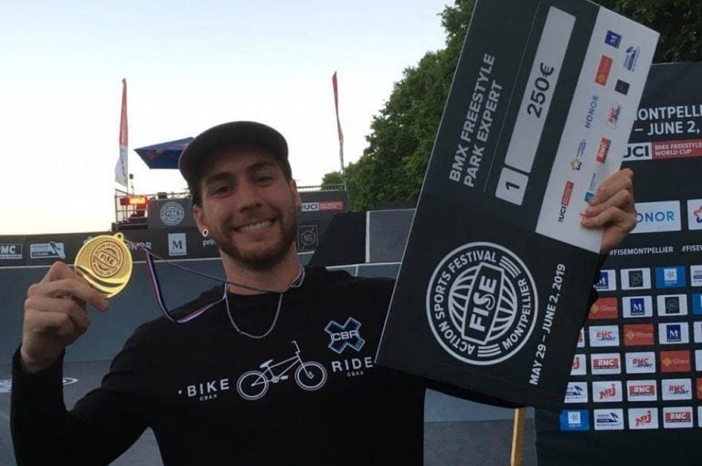 Gabriel Chávez y su dorada medalla obtenida en la prueba de Park Expert (BMX Freestyle).