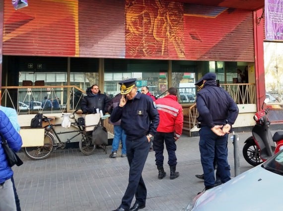 El hombre reclamaba encadenado al edificio.