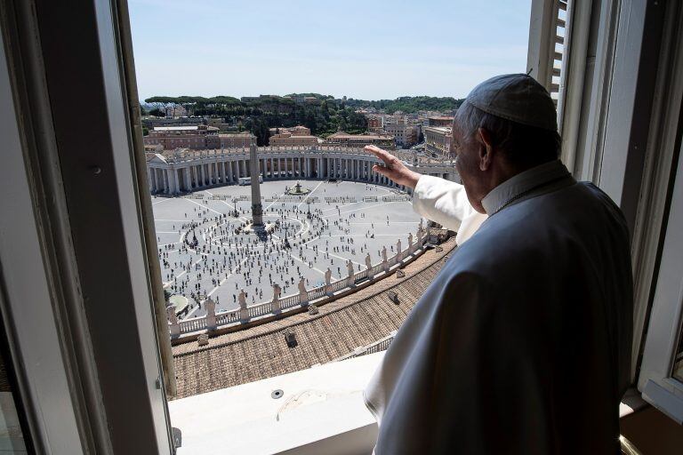 This photo taken and handout on May 24, 2020 by the Vatican Media shows Pope Francis salutes from the window of the apostolic palace overlooking St.Peter's square after his live streamed Angelus prayer at the Vatican, as the country eases lockdown measures taken to curb the spread of the COVID-19 pandemic, caused by the novel coronavirus. (Photo by Handout / VATICAN MEDIA / AFP) / RESTRICTED TO EDITORIAL USE - MANDATORY CREDIT "AFP PHOTO / VATICAN MEDIA" - NO MARKETING - NO ADVERTISING CAMPAIGNS - DISTRIBUTED AS A SERVICE TO CLIENTS