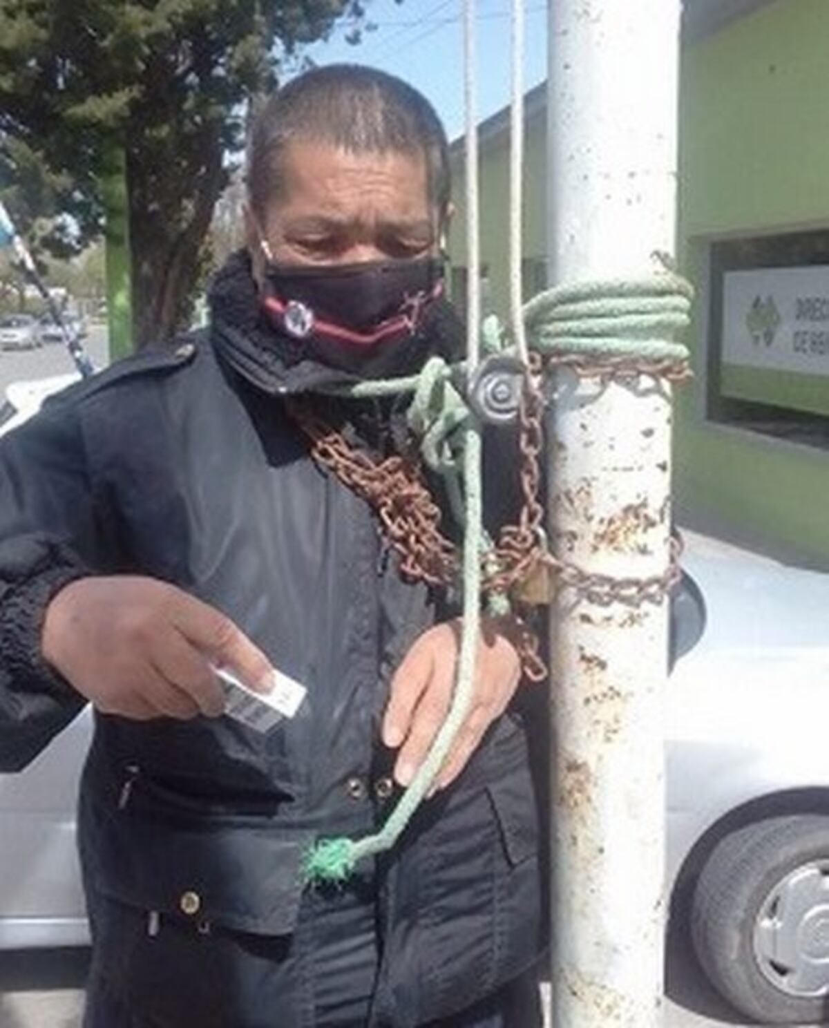 Un trabajador que reclamaba frente al municipio se ahorcó y un médico lo salvó