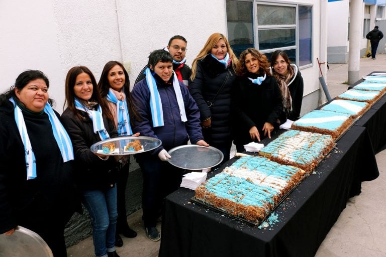 Hubo torta con bandera argentina para todos.