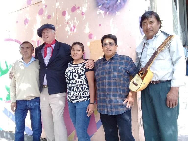 De izquierda a derecha, Marcos Vega, secretario de Cultura de Humahuaca; Carlos Edmundo Zaldivar (hijo); Carina Gerónimo, directora del ballet "Edmundo Zaldivar"; Jorge Urbina, director de Cultura de Humahuaca; y Alfredo Quispe, músico humahuaqueño.