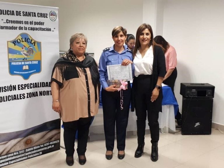 Profesoras Iris Rasgido e Irene Morales en un acto de capacitación en lengua de señas para la Policía provincial.