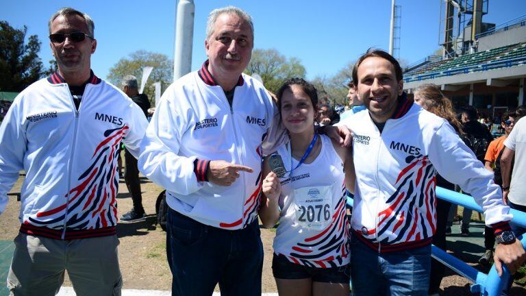 El gobernador Hugo Passalacqua junto a la deportista obereña y el ministro de Deportes, Rafael Morgenstern.