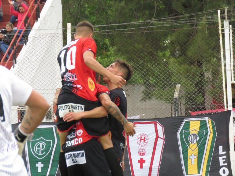 Acosta y Sabatini festejan el gol de Sporting