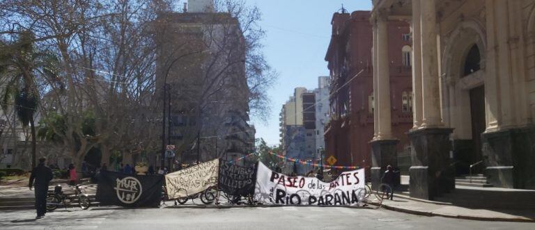 Artistas callejeros y artesanos montaron un circo frente a la Municipalidad de Rosario. (Twitter)