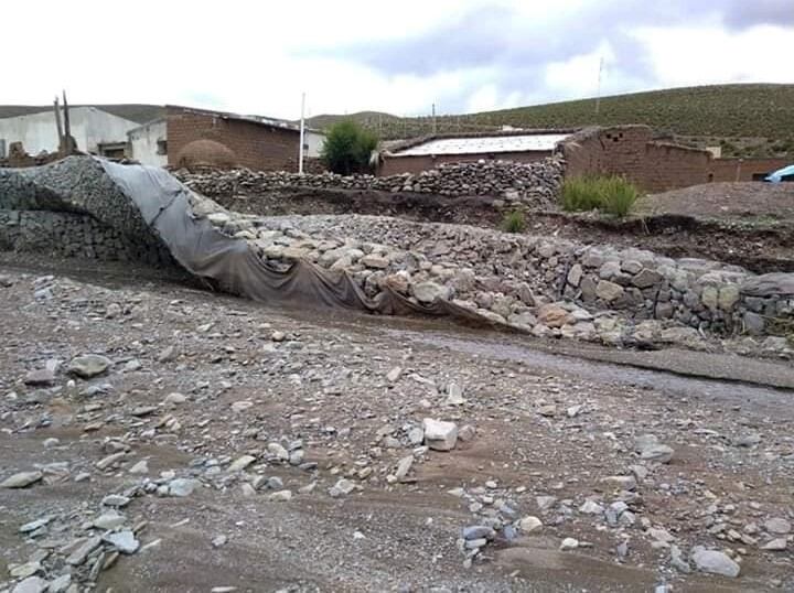 La fuerza del torrente de la crecida del río San Juan de Oro se comprueba en el saldo que dejó: las defensas destruidas y la ruta 40 intransitable entre las Localidades de Ciénaga de Paicone y Cusi Cusi.