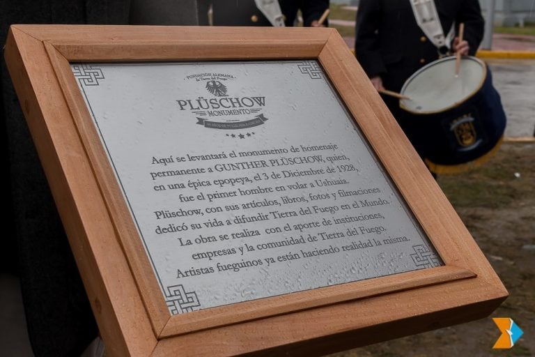 Placa de los 90 Años del primer vuelo desde Punta Arenas de Günther Plüschow.