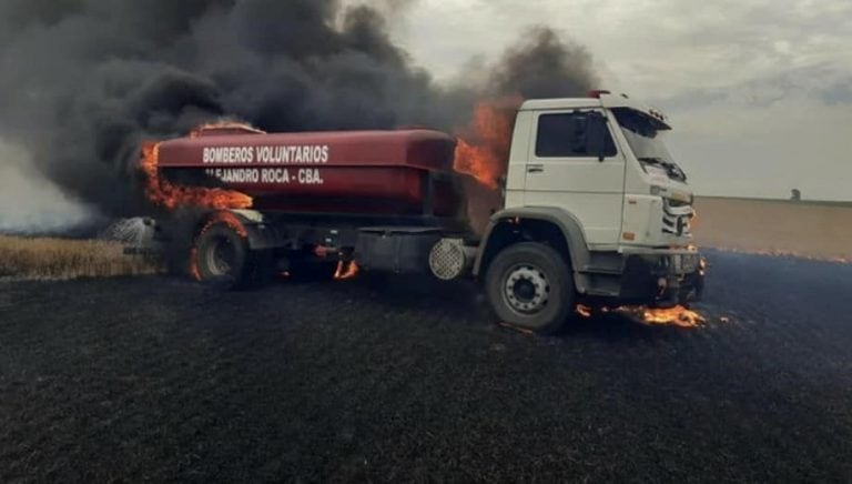 Los bomberos de Alejandro Roca perdieron el único camión cisterna que tenían en un incendio. (Facebook)