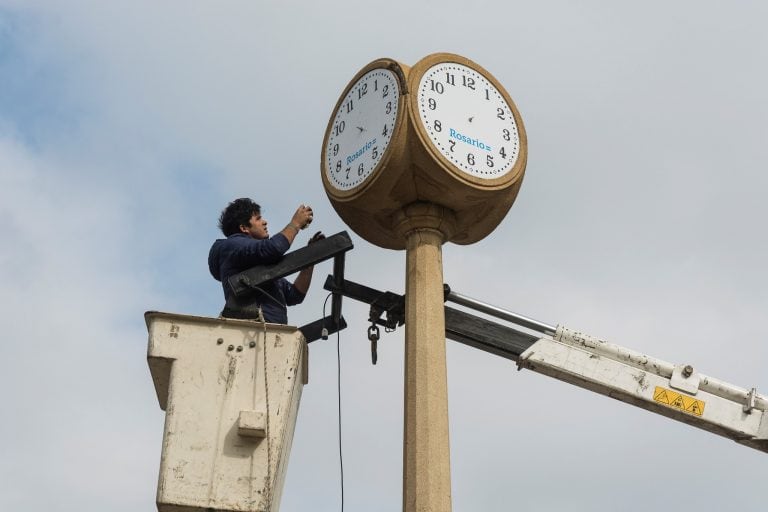 Reparan los relojes públicos de Rosario