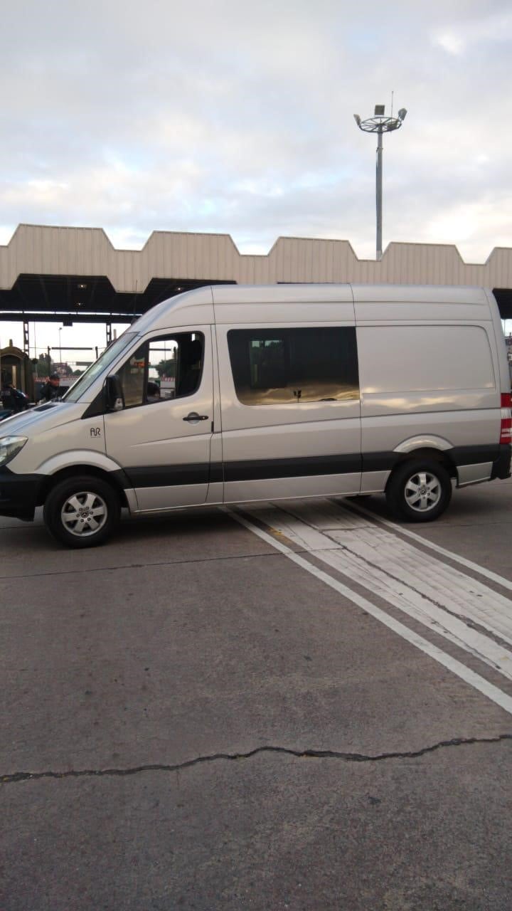 Detuvieron a tres mujeres en una camioneta por violar la cuarentena, una iba escondida bajo una manta (Foto: Policía de la Ciudad)