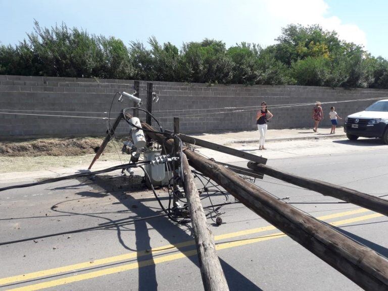 Se le cayó un poste de luz con un transformador en la vieja Avenida Japón.