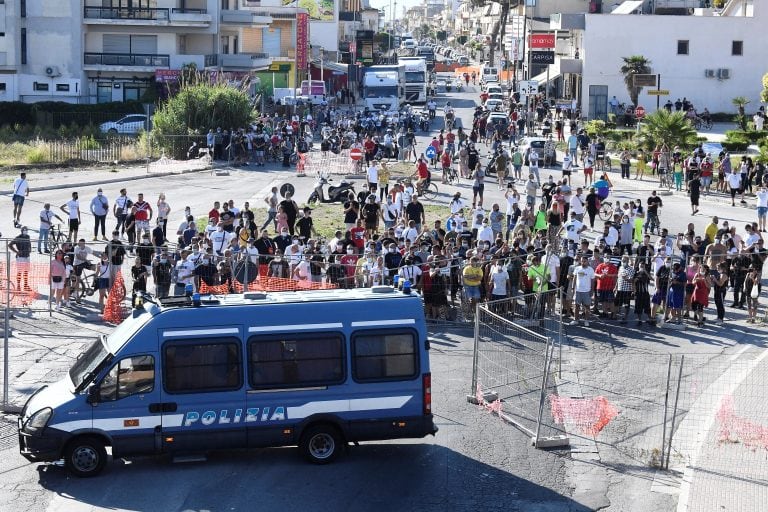 Vecinos italianos protestando contra los búlgaros en Mondragone (ANSA/AFP)