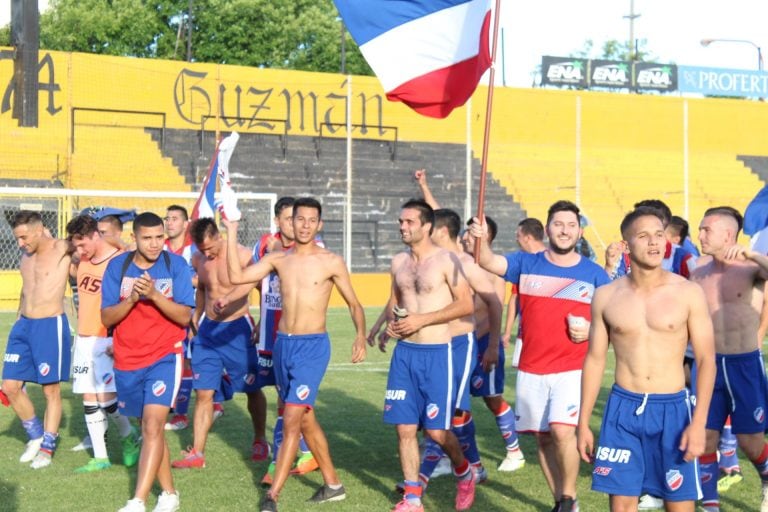 Vuelta olímpica del Campeón del torneo "Julio Romero"