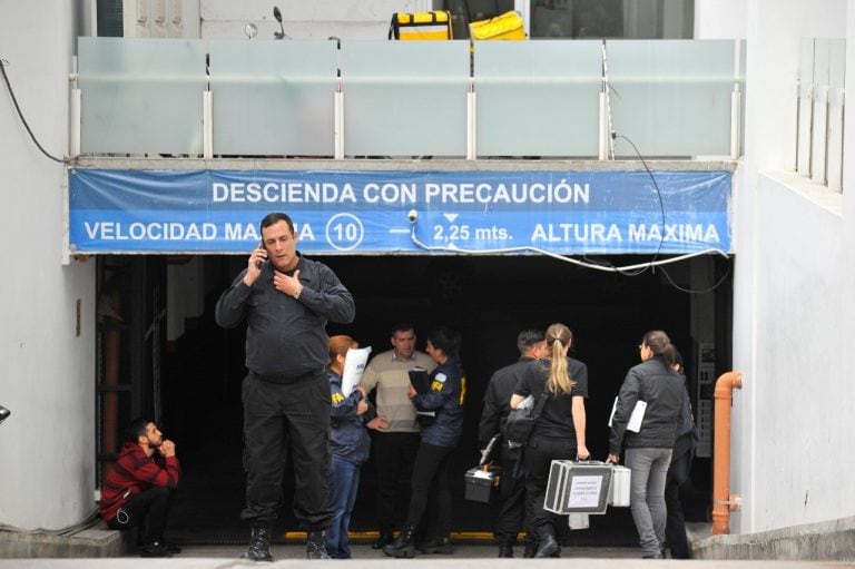 Cochera donde se encuentra el auto en Mitre al 1400 foto. (Maxi Failla)