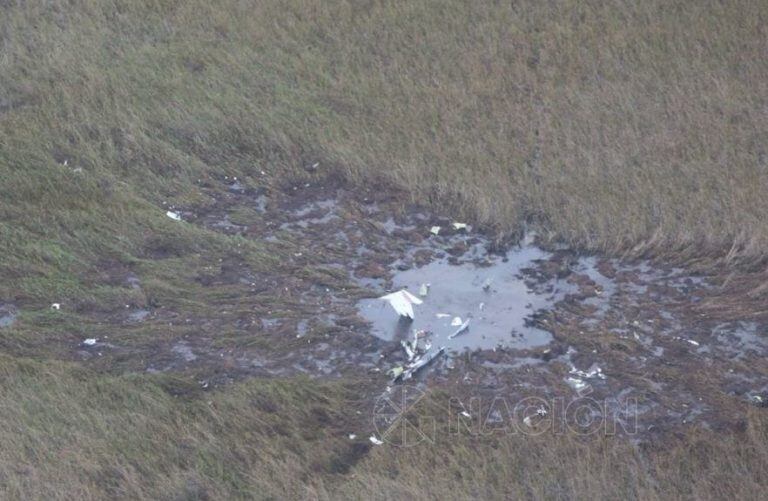 Los restos de la avioneta en la que viajaba el ministro de Agricultura de Paraguay, Luis Gneiting