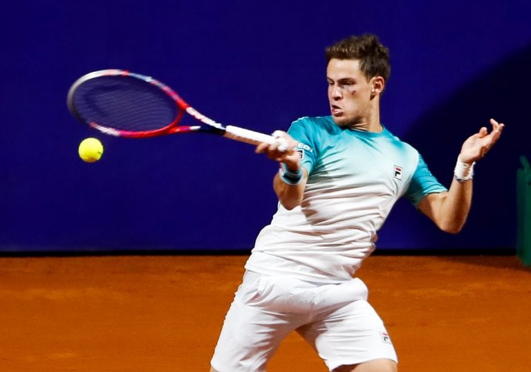 BAS022. BUENOS AIRES (ARGENTINA) 14/02/2018.- El tenista argentino Diego Schwartzman devuelve una bola al brasileño Tomas Bellucci hoy, miércoles 14 de febrero de 2018, durante un juego de los octavos de final del Argentina Open de tenis, que se disputa en Buenos Aires (Argentina). EFE/David Fernández