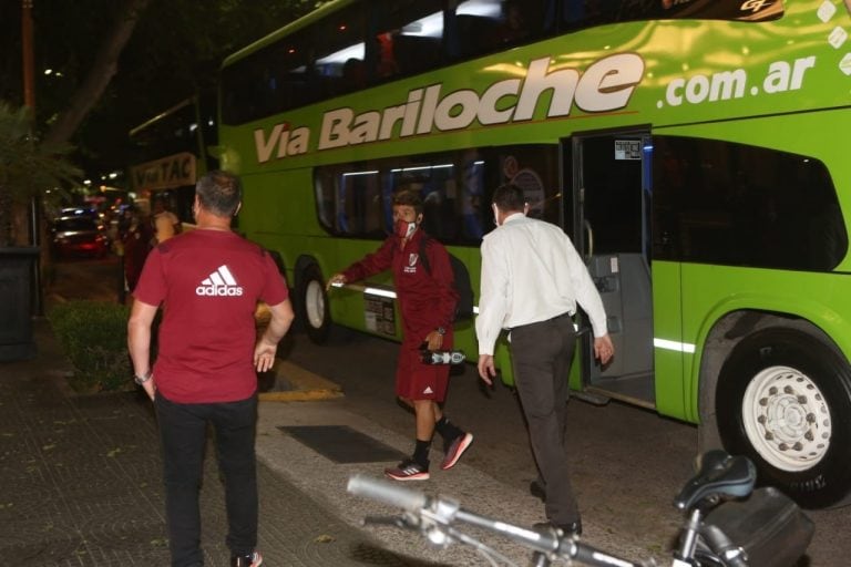 Los jugadores arriban del aeropuerto al Hotel Diplomatic donde se hospedan.