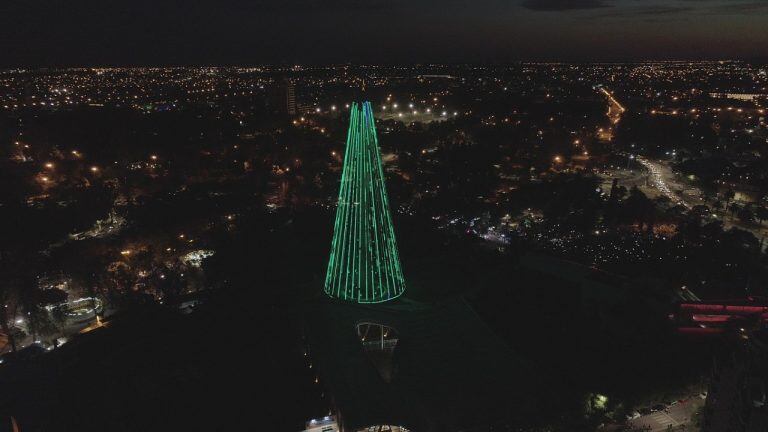 El arbolito de Navidad del Faro del Bicentenario en Córdoba volvió a armarse este 8 de diciembre.