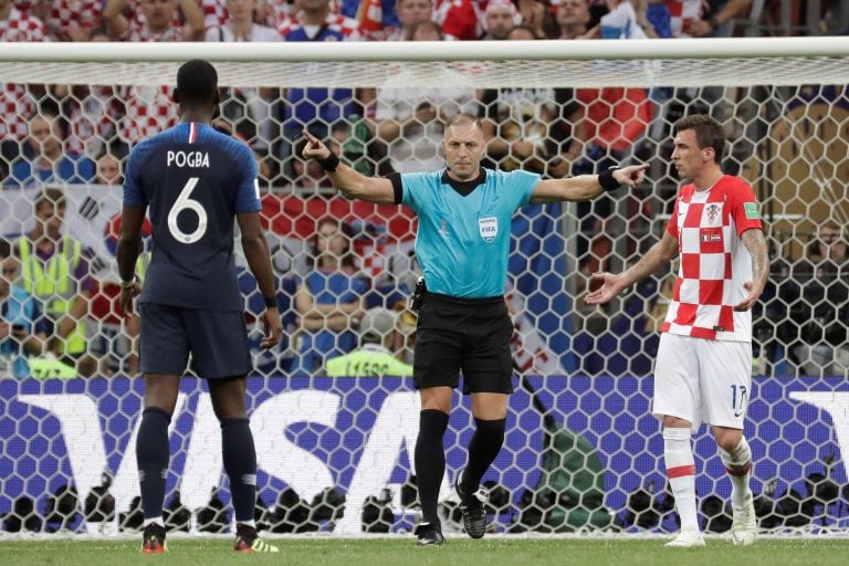 Néstor Pitana en la final del Mundial de Rusia en 2018, cuando Francia salió campeón\u002E (EFE)