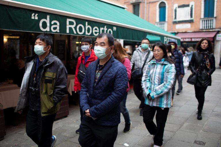 Cientos de turistas pasean por Venecia más allá de que se haya cancelado el carnaval (Foto: EFE/EPA/ABIR SULTAN)