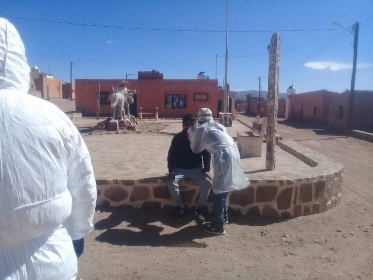 Agentes sanitarios y técnicos en laboratorio realizaron testeos en busca de Covid-19 en la Puna jujeña.