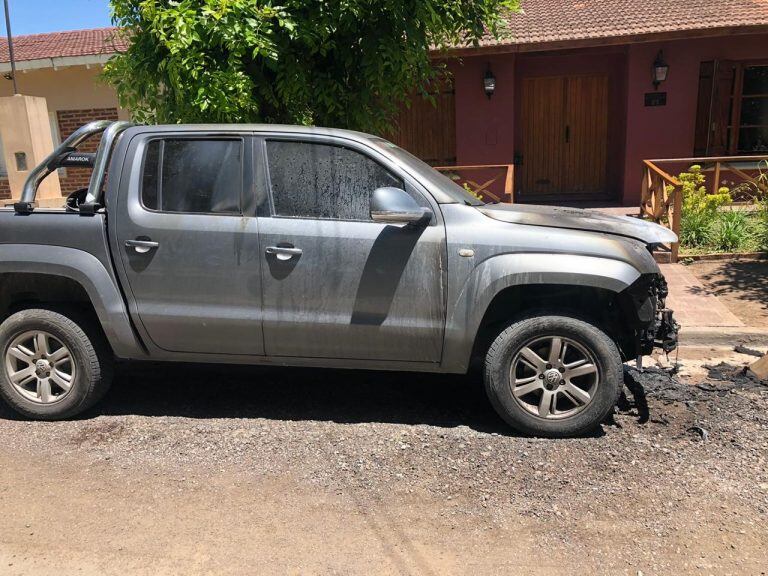 La camioneta, uno de los vehículos incendiados. (Foto: Vía Azul).