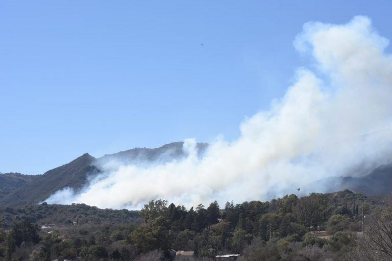 Incendio en Vaquerías, combatido por los bomberos de Córdoba.