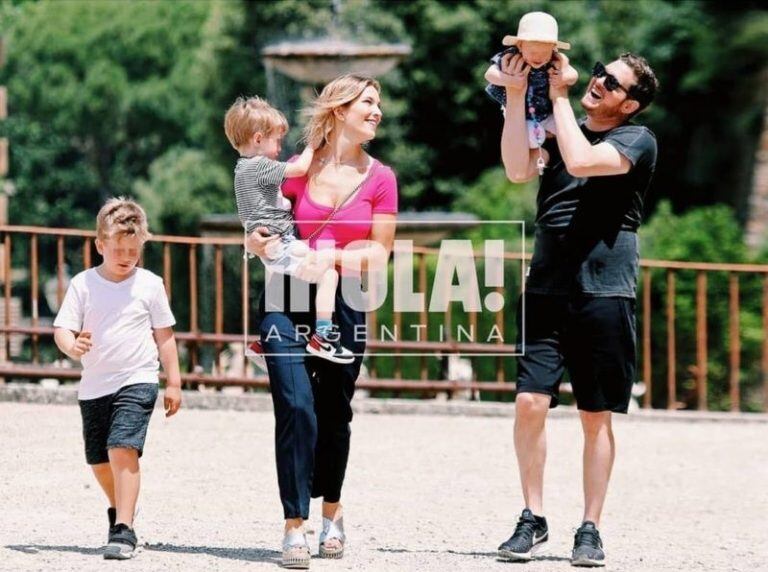 La familia Buble Lopilato completa (Foto Hola!)