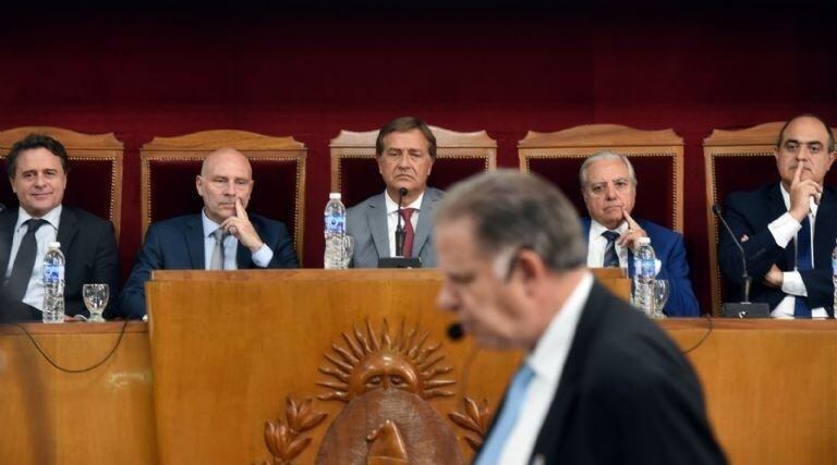 Nanclares luego de su discurso frente al gobernador de Mendoza, Rodolfo Suarez.