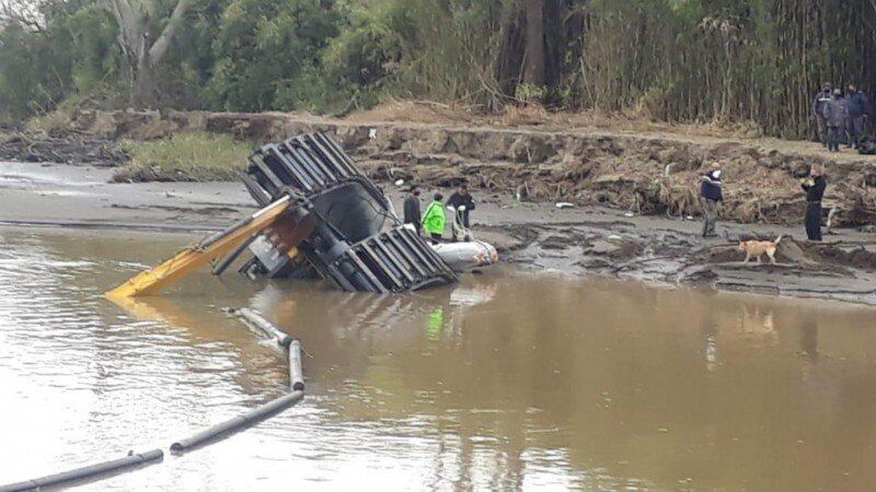 Un municipio compró una máquina excavadora y se hundió en el primer día de uso