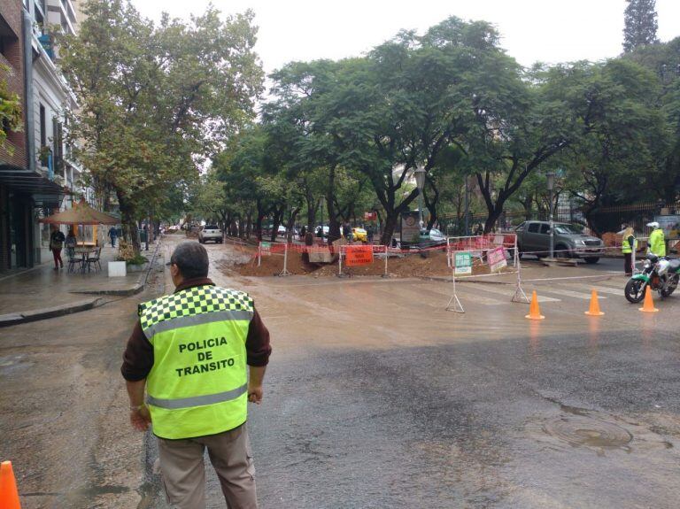 Las obras en la Plaza España continúan, y también los cortes y problemas para los automovilistas.