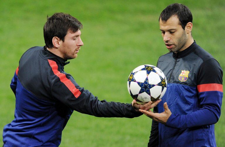 MILÁN (ITALIA), 19/02/2013.- El delantero argentino del FC Barcelona, Lionel Messi (izda), y el defensa Javier Mascherano, durante el entrenamiento del equipo en el estadio Giuseppe Meazza de Milán, Italia, el 19 de febrero del 2013, en la víspera de su enfrentamiento al AC Milan en partido de ida de octavos de final de la Liga de Campeones. EFE/Daniel Dal Zennaro milan italia Lionel Messi futbol entrenamiento barcelona futbol europeo futbolistas FC Barcelona entrenamientos