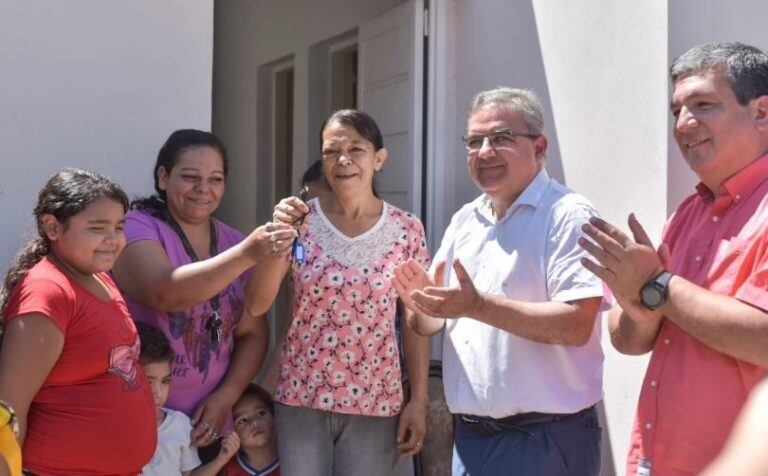 Entregaron viviendas a familias que vivían en el ex ferrocarril (Foto: El Esquiú)