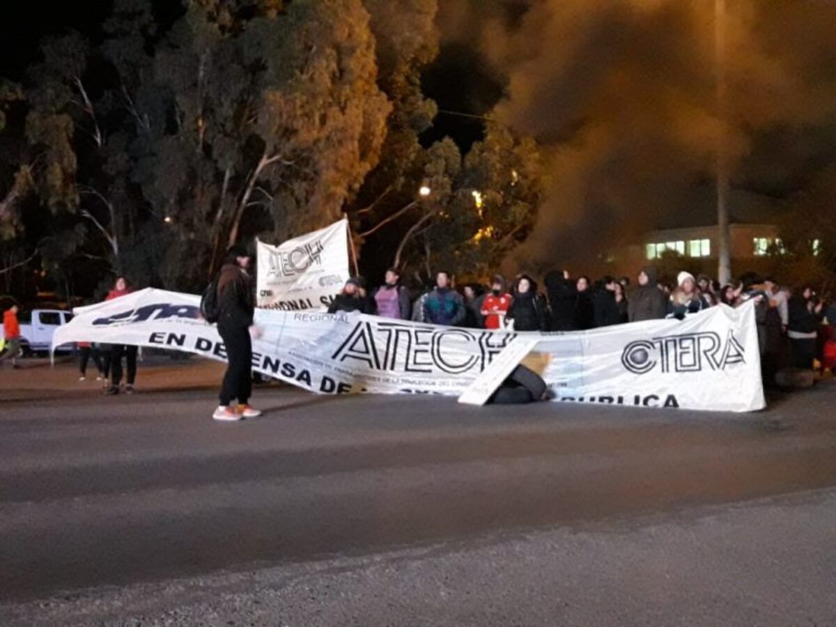 Movilización de estatales con reclamo y olla popular