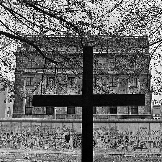 Muestra "Fisuras latentes", del fotógrafo venezolano Jorge Andrés Castillo, retrata la vida de los dos lados del muro de Berlín (Web)