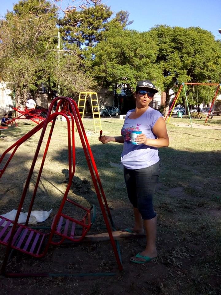 Los vecinos de barrio Bajo General Paz pusieron manos a la obra en la plaza y nos mandaron las fotos a la Comunidad de Día a Día.