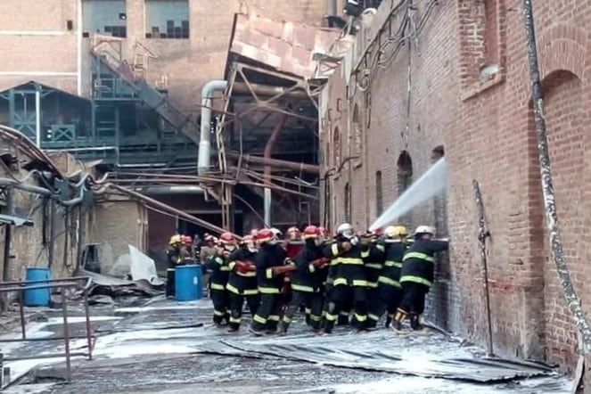 Con las primeras luces del día continuaba la lucha de los bomberos contra el fuego.