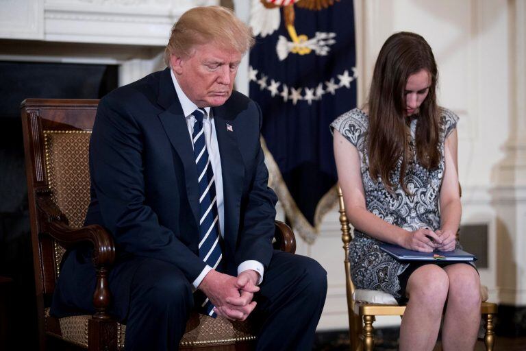 -FOTODELDÍA- STX10. WASHINGTON (EE.UU.), 21/02/2018.- El presidente de EE. UU., Donald J. Trump (i), acompañado de una estudiante de la Marson Stoneman Douglas High School, inclina la cabeza durante una sesión de escucha con estudiantes de secundaria y profesores hoy, miércoles 21 de febrero de 2018, en el comedor estatal de la Casa Blanca, en Washington (EE.UU.). El presidente estadounidense, Donald Trump, escuchó hoy los duros testimonios de una veintena de personas afectadas por varios tiroteos en el país, entre ellos supervivientes del ataque de la semana pasada en Florida, y prometió "una solución" para una amenaza que desde hace años es rutinaria en Estados Unidos. EFE/SHAWN THEW