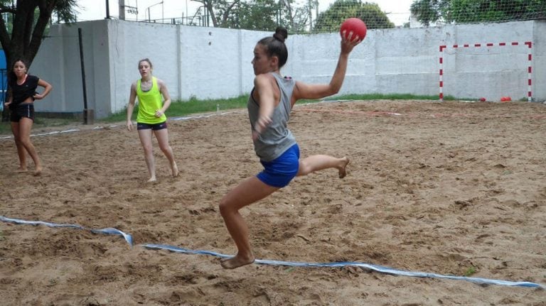 Entrenamiento de la selección cordobesa de beach handball.