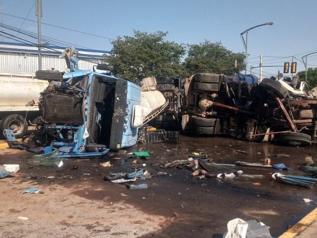 Impresionante choque de frente entre dos camiones en barrio Rucci