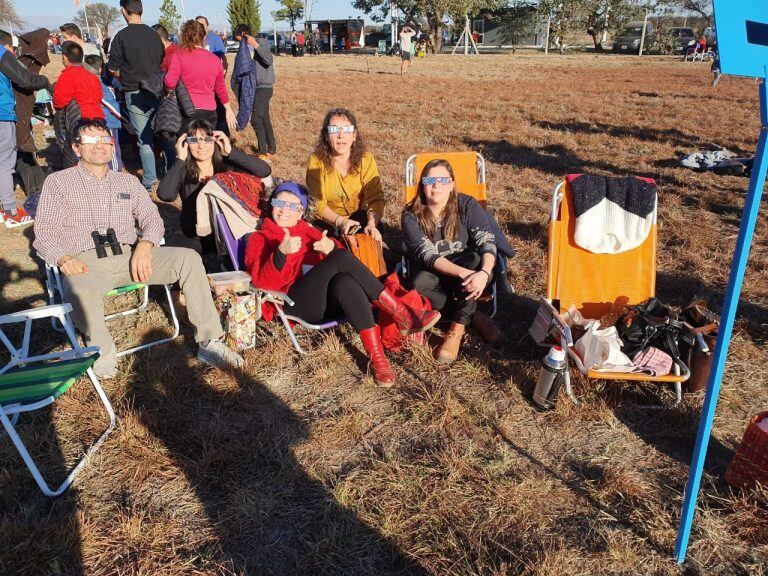 Profesores del IFDC de Villa Mercedes, San Luis e integrantes del Club de Astronomía de VM, miran el eclipse solar desde el Aeropuerto Internacional Valle del Conlara.