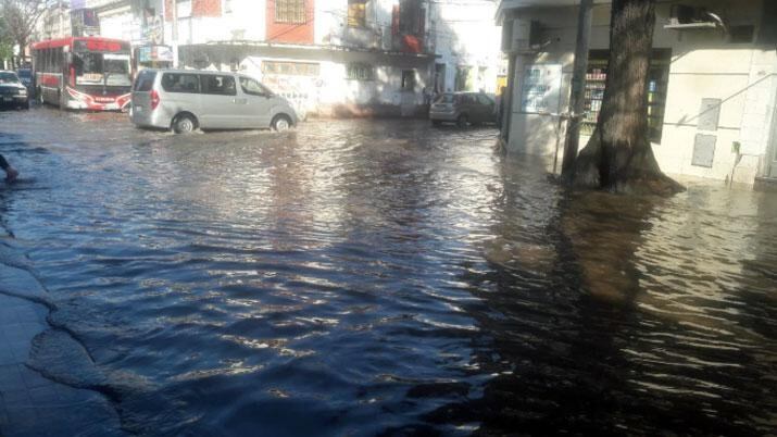 Las calles quedaron anegadas por la cantidad de agua que cayó.