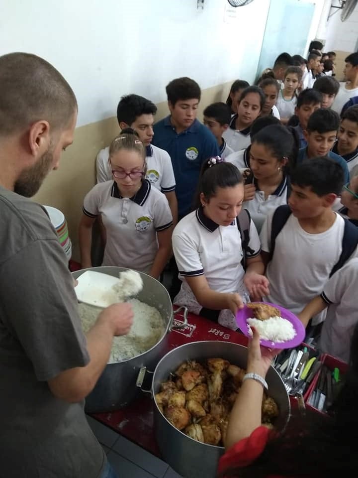 Profesores y alumnos del Ipetaym 68 en la cocina