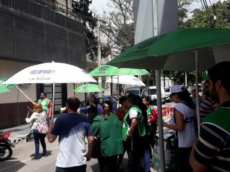 Trabajadores profundizarán las medidas de fuerza en la Dirección de Comercio