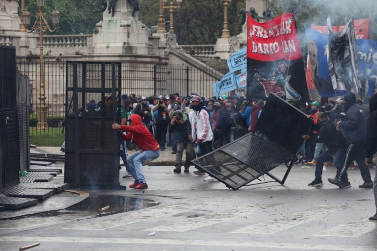 Para Patricia Bullrich hubo "un ataque armado para impedir la sesión"