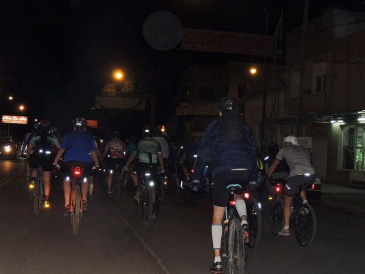 Bicicleteada nocturna y solidaria en Azul